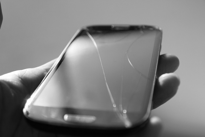 割れスマホ